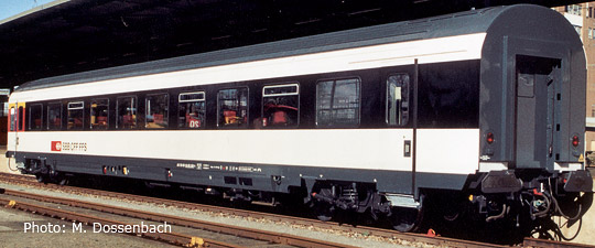 Passenger car 1st class type EW-IV with service compartment<br /><a href='images/pictures/Roco/45326.jpg' target='_blank'>Full size image</a>